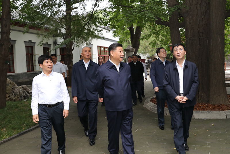 9月12日，中共中央总书记、国度主席、中央军委主席习近平视察中共中央北京香山革命留想地。这是习近平瞻仰双清别墅。
