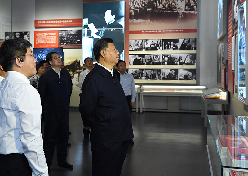9月12日，中共中央总书记、国度主席、中央军委主席习近平视察中共中央北京香山革命留想地。这是习近平在香山革命留想馆参观《为新中国奠基》主题展览。