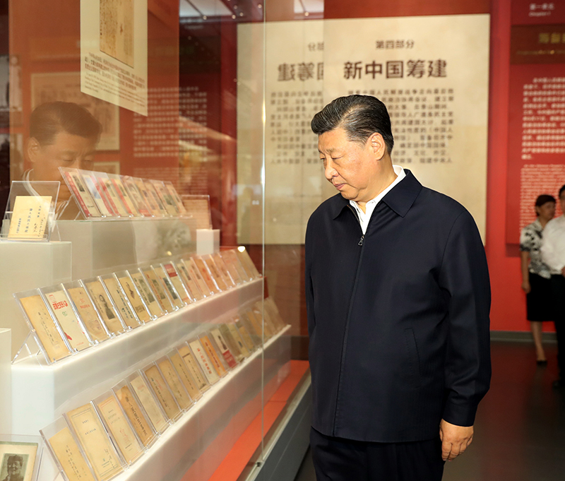 9月12日，中共中央总书记、国度主席、中央军委主席习近平视察中共中央北京香山革命留想地。这是习近平在香山革命留想馆参观《为新中国奠基》主题展览。